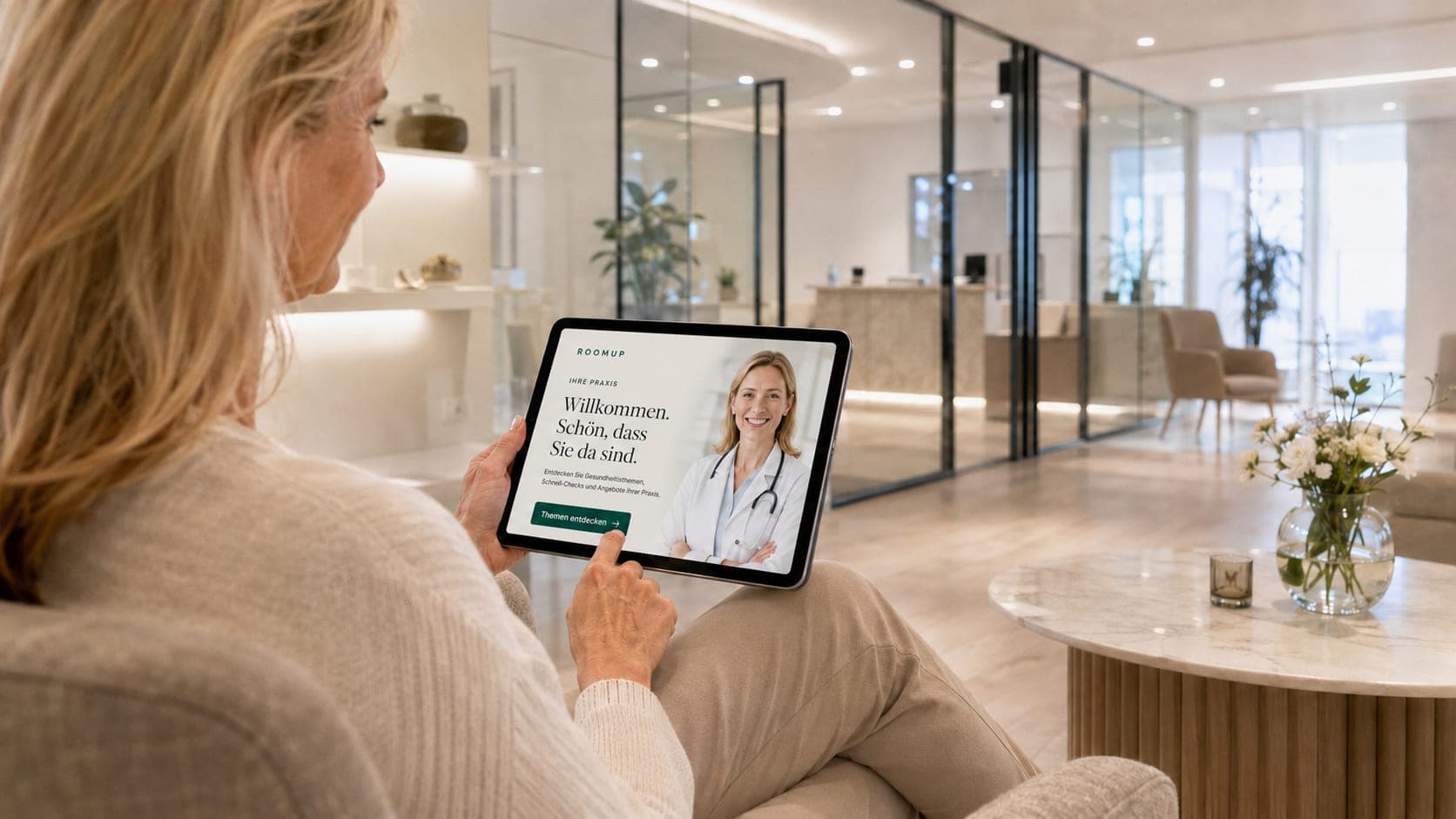 Patientin liest die ROOMUP-Willkommensseite auf einem Tablet – das Start-Paket mit einem vorkonfigurierten Tablet.